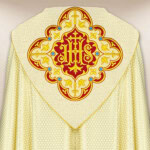 Piviale ecru ricamato con il simbolo IHS