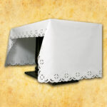 Obrus haftowany "Krzyże w kwadracie - białe"