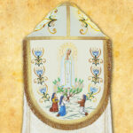 Piviale ricamato con Maria