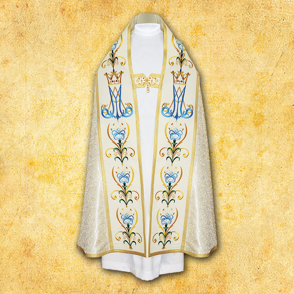 Piviale ricamato con Maria