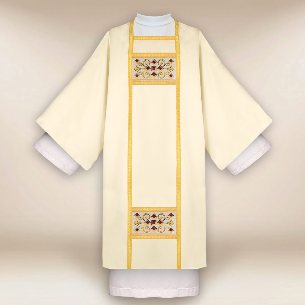 Dalmatica ricamata ecru con croce