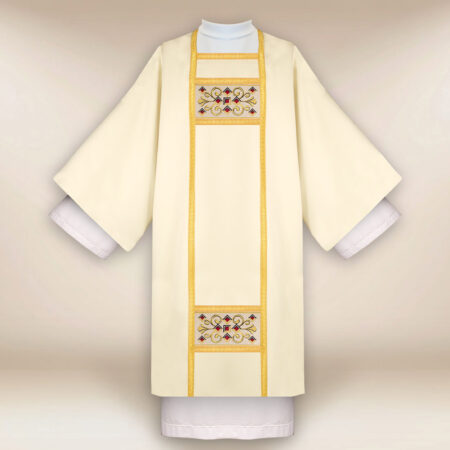 Dalmatica ricamata ecru con croce
