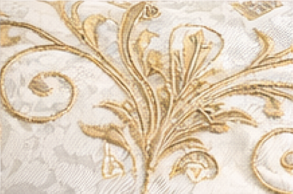 Złoty haft sakralny na białym ornacie liturgicznym