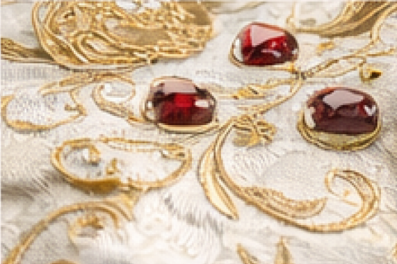 Złoty haft sakralny na białym ornacie liturgicznym