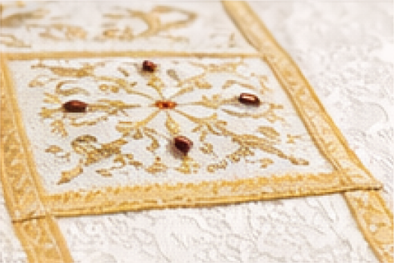 Tkanina żakardowa w kolorze białym – ornat liturgiczny premium