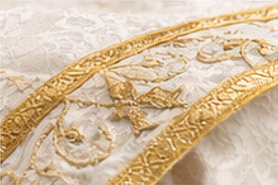 Złoty haft sakralny na białym ornacie liturgicznym