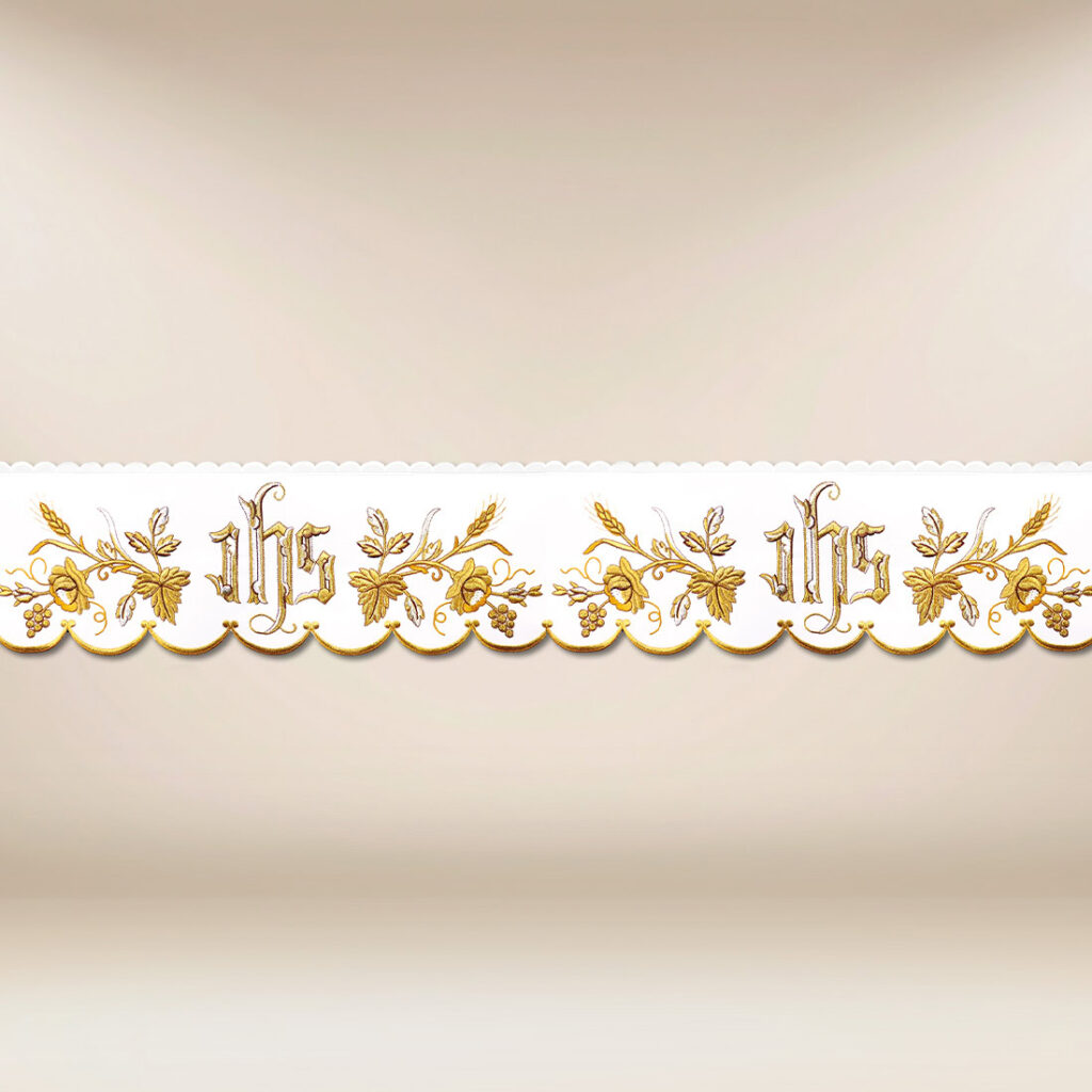 Pizzo ricamato con delicato ricamo dorato