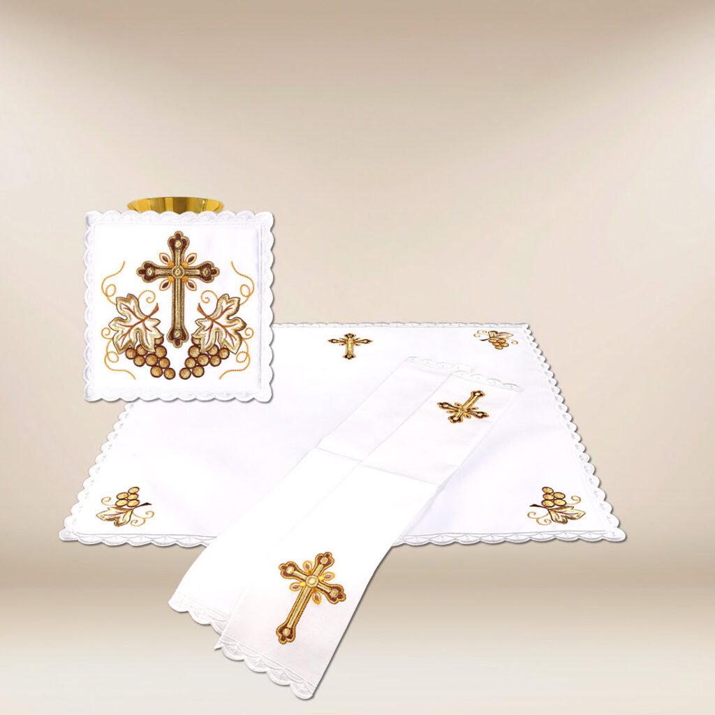 Servizio da messa con ricamo dorato