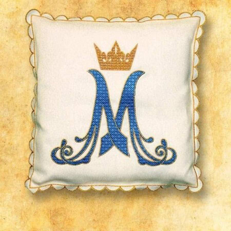 Cuscino processionale con monogramma M in tonalità ecru