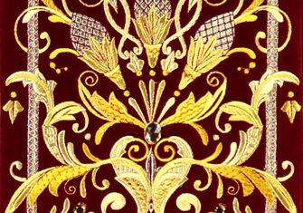 Złoty haft liturgiczny Pietre E Oro – detal ornamentu na aksamicie burgundowym