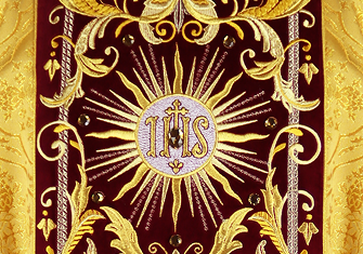 Symbol IHS haftowany złotą nicią – centralny element ornatu Pietre E Oro