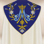 Piviale ricamato con motivo mariano