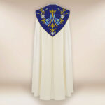 Piviale ricamato con motivo mariano