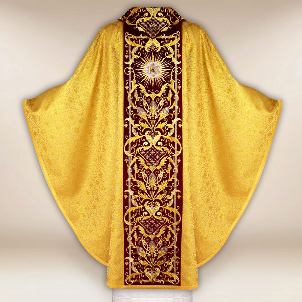 Unica casula ricamata dorata con orphrey bordò e ricamo IHS
