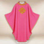 Casula ricamata con IHS rosa
