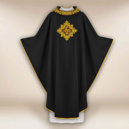 Casula ricamata con IHS nera