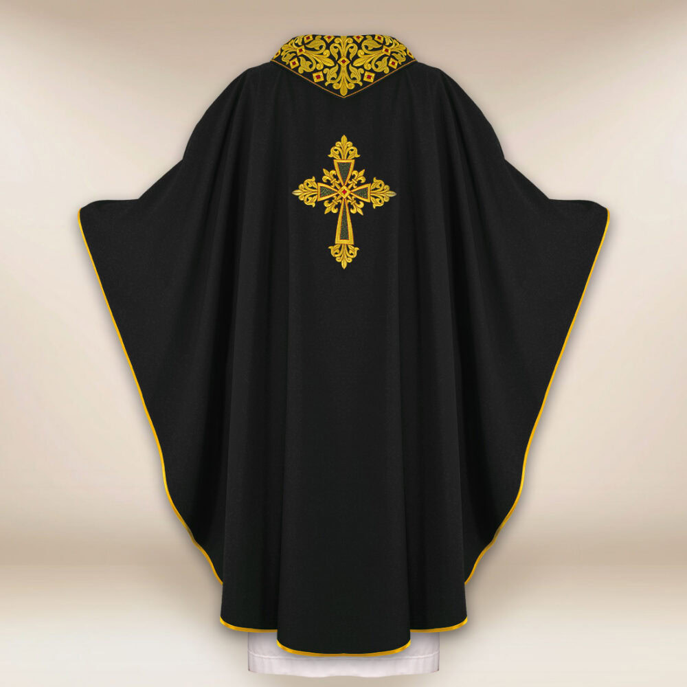 Casula ricamata con IHS nera