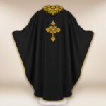 Casula ricamata con IHS nera