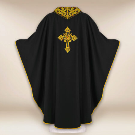 Casula ricamata con IHS nera