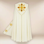 Elegante piviale liturgico ricamato con croci ricamate