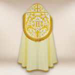 Piviale liturgico ricamato con monogramma IHS