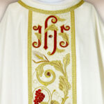 Casula ricamata con IHS