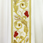 Casula ricamata con IHS