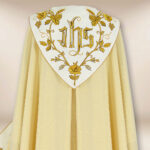 Piviale liturgico ricamato con IHS