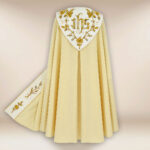 Piviale liturgico ricamato con IHS