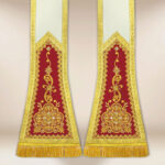 Stola romana ecru con pannelli bordeaux e ricamo dorato