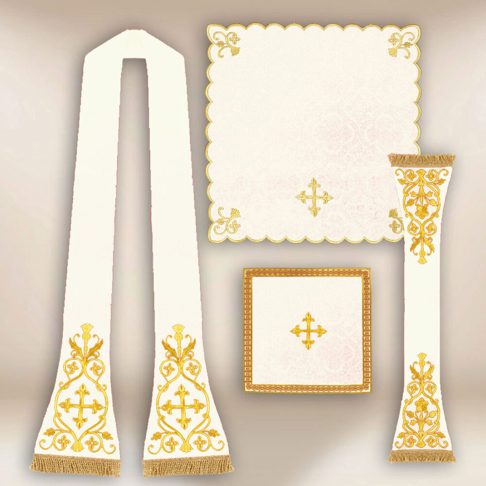 Casula romana ricamata in colore ecru