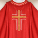 Paramento ricamato rosso