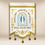 Chorągiew haftowana “Królowej Różańca Świętego” z dowolnym napisem