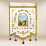 Chorągiew haftowana “Królowej Różańca Świętego” z dowolnym napisem