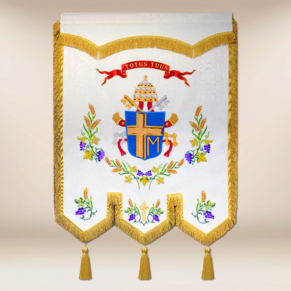 Chorągiew haftowana z wizerunkiem Św. Jana Pawła II