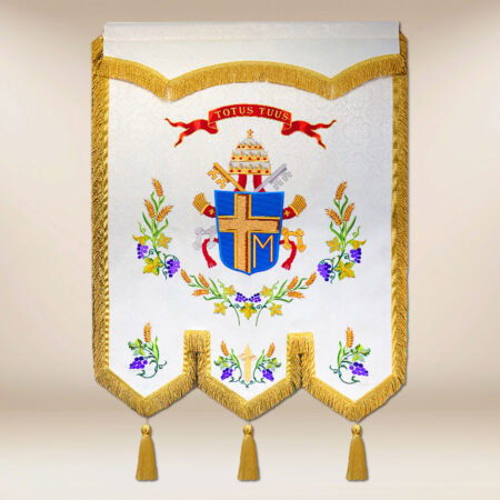 Chorągiew haftowana z wizerunkiem Św. Jana Pawła II