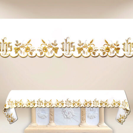 Tovaglia ricamata con un bellissimo ricamo dorato IHS