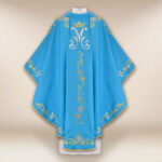 Casula liturgica con motivo mariano in tonalità blu