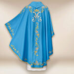 Casula liturgica con motivo mariano in tonalità blu