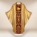 Casula con orphrey ricamato in peluche Agnello