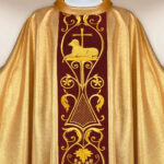 Casula con orphrey ricamato in peluche Agnello