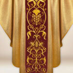 Casula con orphrey ricamato in peluche Agnello