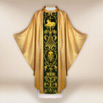 Casula con orphrey ricamato in peluche Agnello