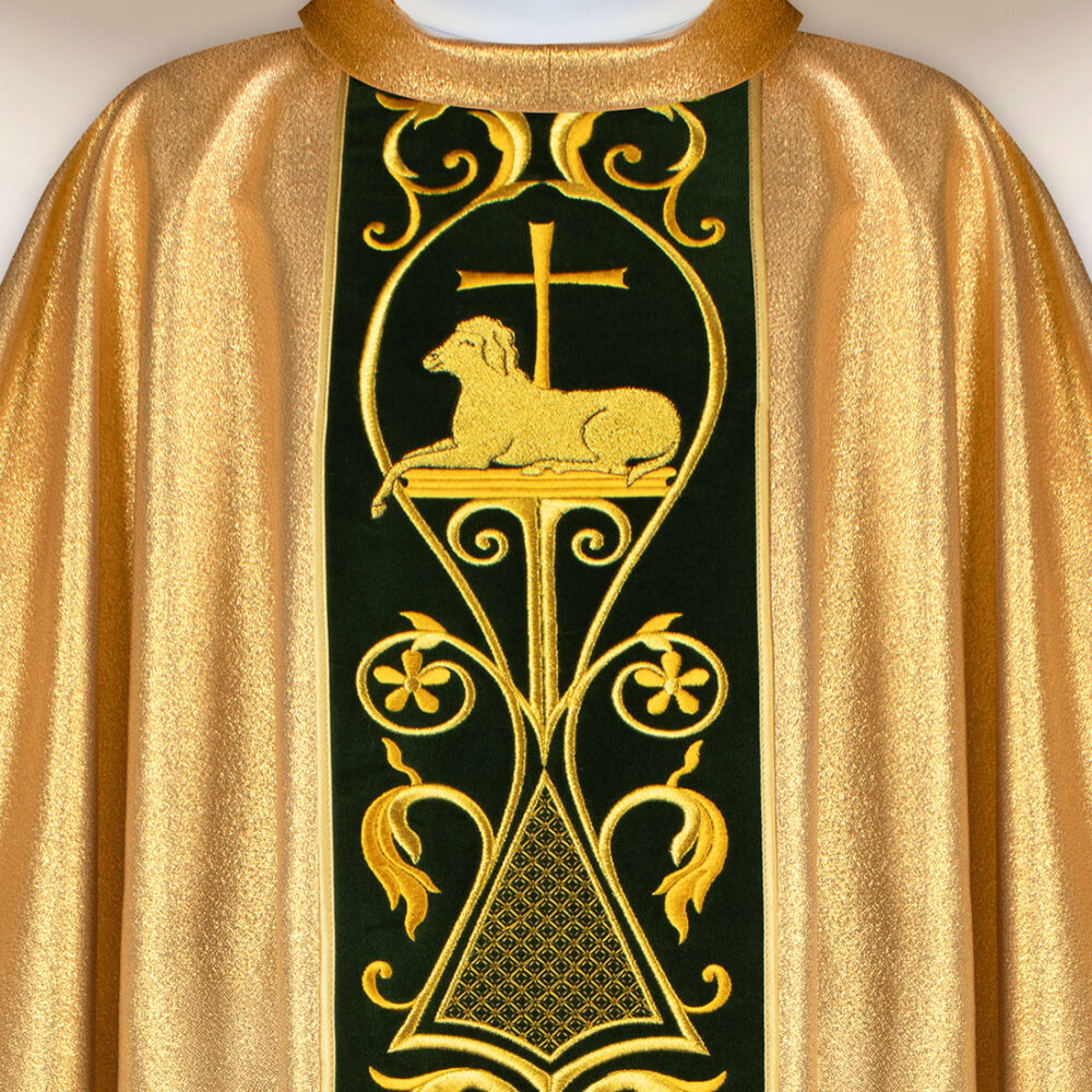 Casula con orphrey ricamato in peluche Agnello