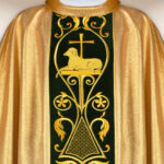 Casula con orphrey ricamato in peluche Agnello