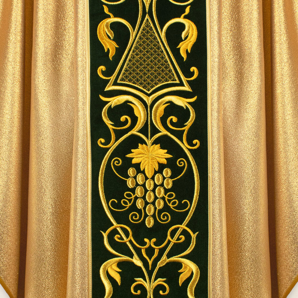 Casula con orphrey ricamato in peluche Agnello