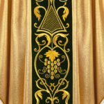 Casula con orphrey ricamato in peluche Agnello