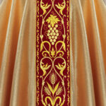 Ornat z haftowanym pasem pluszowym “Kielich”