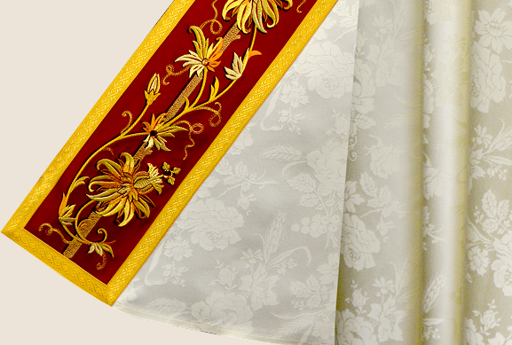 Dettaglio ravvicinato del ricamo ornamentale liturgico