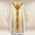 Casula sacerdotale ricamata ecru con siMadonnaolo IHS